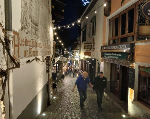 Blick in die Drosselgasse in Rüdesheim am Abend. Foto: Christoph Schumann, 2026