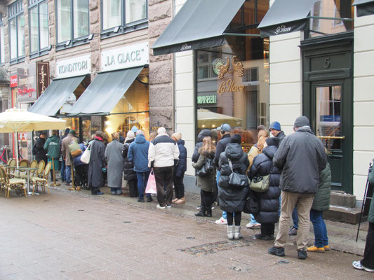 Lange Schlangen vor der Konditorei "La Glace" im Herzen von Kopenhagen. Aus festlichem Anlass wurde eigens ein neuer Kuchen kreiert. Foto: Chistoph Schumann, 2024