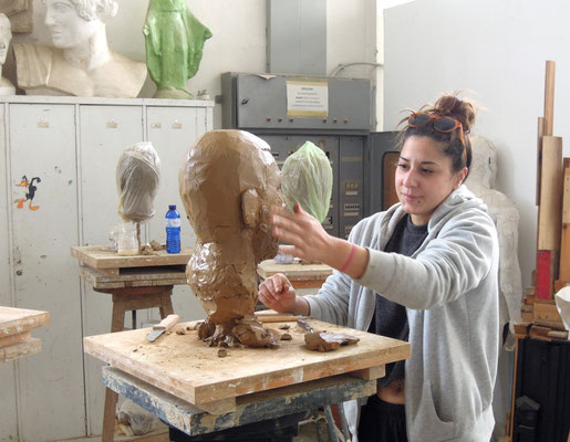 Studentin Ecoletta Sotiarou studiert an der Athens School of Fine Arts Bildhauerei. Foto: Christoph Schumann, 2020