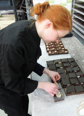 Nur noch das Etikett fehlt - Blick in die Produktion von DaJa Chocolate. Foto: C. Schumann