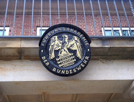 Am Haupteingang der Führungsakademie der Bundeswehr in Hamburg. Foto: Christoph Schumann, 2024