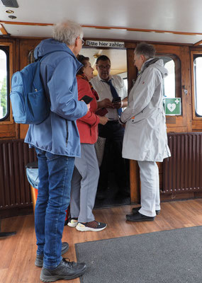 Kapitän Jürgen Sawatzki verkauft auch Tickets an seine Passagiere. Foto: Christoph Schumann, 2025