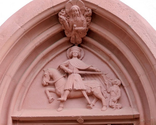 St. Martin und seine guten Taten – in rotem Sandstein im Portal der Martinskappelle, Bürgstadt. Foto: Christoph Schumann, 2025