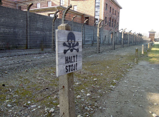 Unüberwindbarer Todeszaun in Auschwitz I. Foto: C. Schumann, 2020
