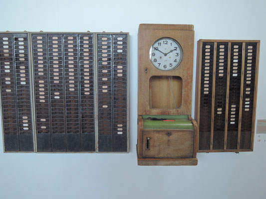 Nach der Heimarbeit kam die Stechuhr: historische Stempeluhr aus einem Textilbetrieb in Neumünster. Foto: C. Schumann, 2024