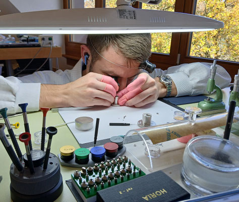 Uhrmacher in der Manufaktur von Franck Muller bei der Arbeit. Foto: Christoph Schumann, 2025