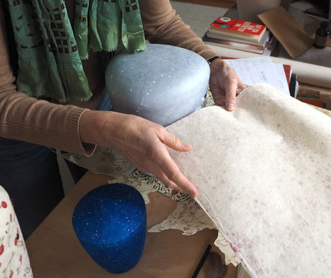 Auswahl handgeschöpften Papiers für eine Urne von Ina Hattebier. Foto: Christoph Schumann, 2020/21
