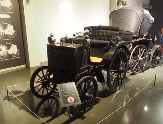 Ein besonders frühes Auto: der Panhard, um 1880, erinnert in seinem Aufbau noch an eine Pferdekutsche. Foto: Christoph Schumann, 2024