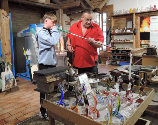 Glasblasen einer Kugel für Besucher im Joska Glasparadies in Bodenmais. Foto: Christoph Schumann, 2023