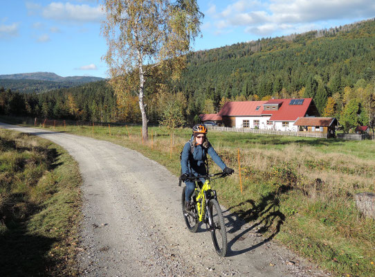 Herbstliche Radtour im Naturpark Bayerischer Wald bei Bayerisch Eisenstein. Foto: Christoph Schumann, 2023