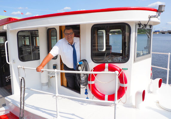 Alsterkapitän Jürgen Sawatzki an seinem Arbeitsplatz auf der "MFS Sielbek". Foto: Christoph Schumann, 2025