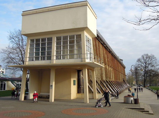 Das Alte Gradierwerk mit dem Hochbehälter aus den 1930ern. Foto: Christoph Schumann, 2020