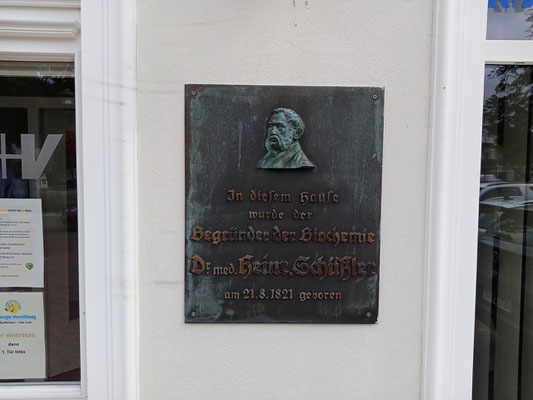 Gedenktafel am Geburtshaus von Wilhelm Heinrich Schüßler in der Peterstraße 6, Bad Zwischenahn. Foto: Christoph Schumann, 2021