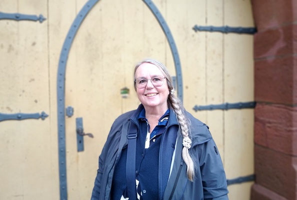 Gästeführerein Dorothea Zöller kennt ihre Heimatstadt in- und auswendig. Foto: Christoph Schumann, 2025