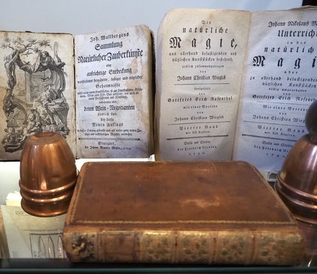 Zur Sammlung von Wittus Witt gehören auch historische Zauberbücher. Foto: Christoph Schumann, 2024
