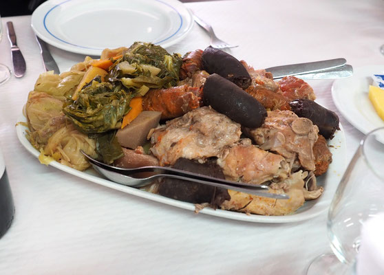 Der Eintopf „Cozido das Furnas“ ist ein traditionelles Gericht der Azoren. Foto: C. Schumann