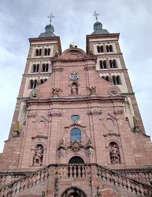 Auch die Abteikirche in Amorbach ist aus rotem Miltenberger Sandstein erbaut. Foto: Christoph Schumann, 2025