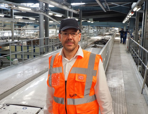 Werksleiter Raphael Bayer hat im ICE-Instanddhaltungswerk in Hamburg-Eidelstedt alles unter Kontrolle. Foto: Christoph Schumann, 2024
