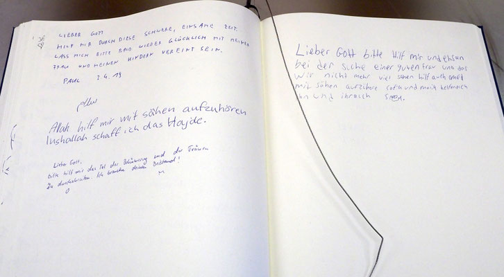 Dank und Bitten: Blick ins Gästebuch der Flughafenkapelle am Flughafen Hamburg. Foto: C. Schumann, 2019