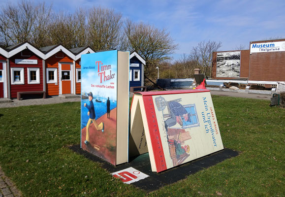 James-Krüss-Bücher im Großformat vor dem Museum Helgoland. Foto: Christoph Schumann, 2026