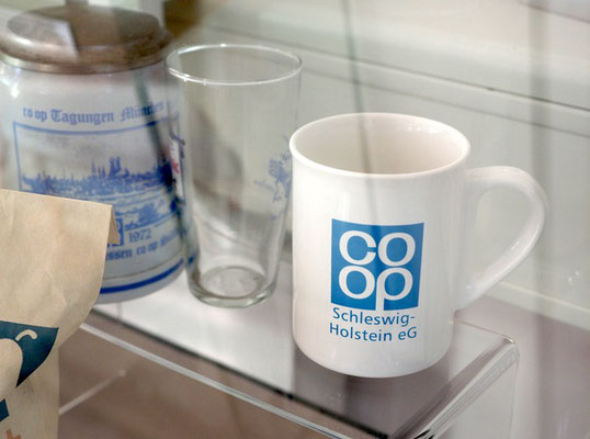 Becher mit Logo der Coop Schleswig-Holstein eG, ca. 1980er Jahre. Foto: Christoph Schumann, 2025