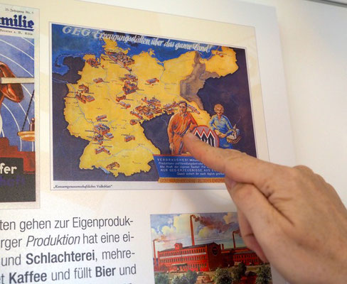 Deutschlandkarte mit Übersicht über Erzeugerbetriebe der Konsumgenossenschaften ca. 1920er Jahre im Hamburger Genossenschaftsmuseum. Foto: Christoph Schumann, 2025