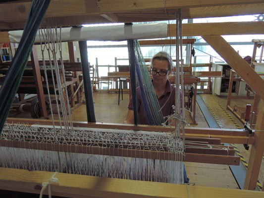 Mehrmals in der Woche demostrieren HandwerkerInnen in "Tuch + Technik" das alte Können. Foto: C. Schumann, 2024