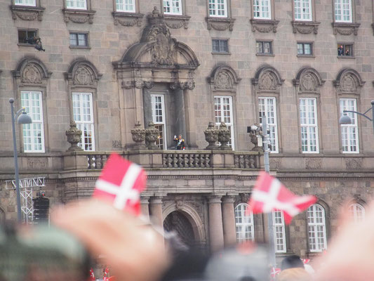 Jetzt offiziell: Dänemarks König Frederik X. grüßt vom Balkon des Schlosses Christiansborg. Foto: Chistoph Schumann, 2024
