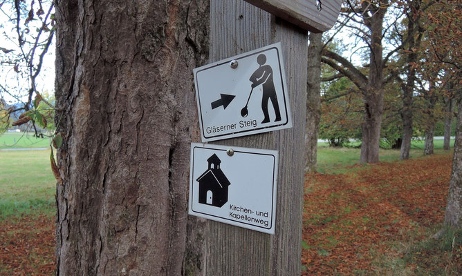 Hier geht's lang: Beschilderung der Themenwanderwege „Gläserner Steig“ und "Kapellenweg". Foto: Christoph Schumann, 2023