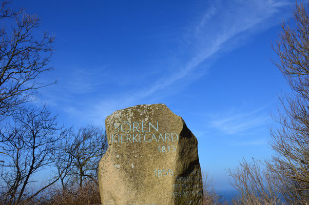 Der Kierkegaard-Stein bei Gilbjerghoved. Foto: Kierkegaard by Nature