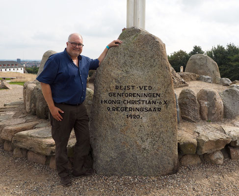 Historiker René Rasmussen am Gedenkstein für die Wiedervereinigung 2020 bei Dybbøl. Foto: C. Schumann, 2020