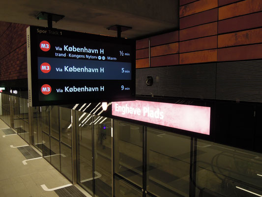 Anzeigetafel und Blick in die Station Enghave Plads der M3. Foto: C. Schumann, 2019