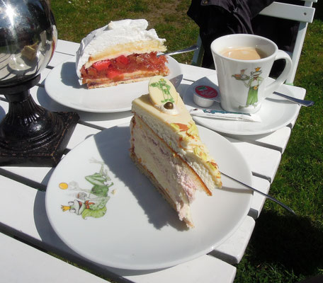 Kuchen und Kaffee im Café Froschkönig in Middelhagen sind eine verdiente Belohung nach der Wanderung. Foto: C. Schumann, 2016