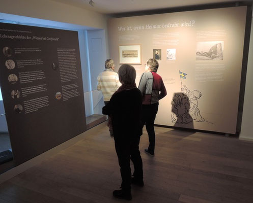 Besucher in der Ausstellung „Heimatstadt – Wiesen bei Greifswald & Greifswalder Hafen“ zum 250. Geburtstag von Caspar David Friedrich im Pommerschen Landesmuseum, Greifswald. Foto: Christoph Schumann, 2024