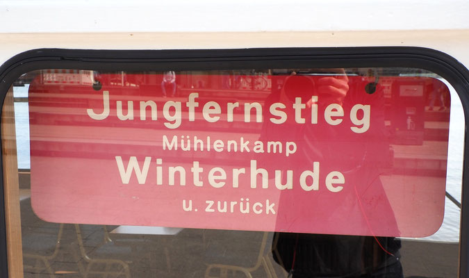 Die Fahrtroute der Alsterkreuzfahrt wird ganz klassisch analog angezeigt. Foto: Christoph Schumann, 2025