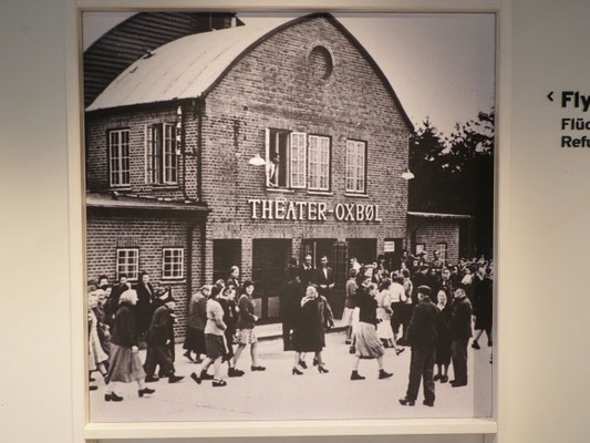 Das Theater im Füchtlignslager Oksbøl. Repro/Foto: Christoph Schumann, 2024