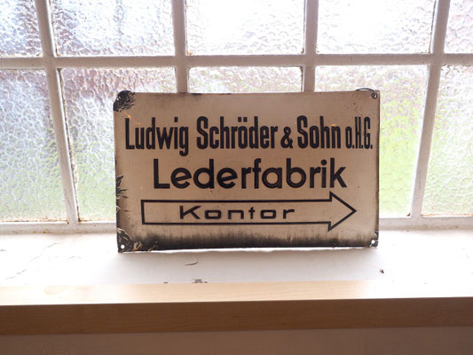 Leder Ludwig in Uetersen - historisches Firmenschild. Foto: Christoph Schumann, 2022