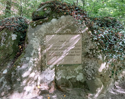 Gedenkstein für Jean Paul im Schlosspark Fantaisie. Foto: Christoph Schumann, 2025