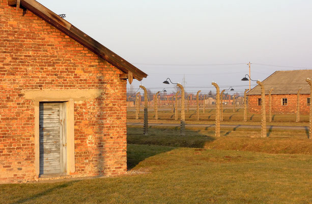 Baracken und Schutzzäune im Vernichtungslager Auschwitz-Birkenau, Auschwitz II. Foto: C. Schumann, 2020