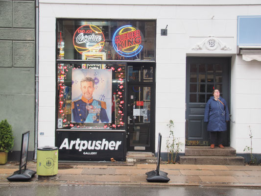 Zum Anlass geschmückte Geschäfte gibt es in ganz Kopenhagen, hier beim Künstler "Artpusher". Foto: Chistoph Schumann, 2024