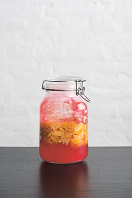 Geschmacksfülle im Glas: Fermentertes Obst und Gemüse entwickeln neue Geschmackswelten. Foto: Copyright Evan Sung / PR