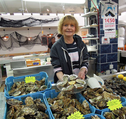 Spezialität der Region: Austern in der Markthalle in Béziers