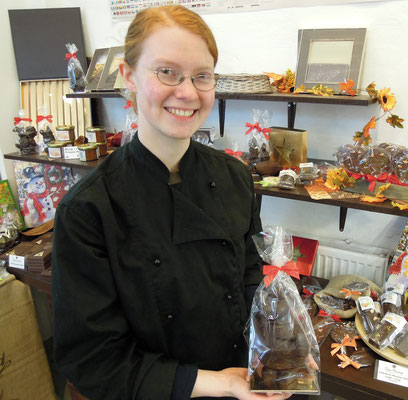 Aus erster Hand: Danila Klüver mit Pralinen. Foto: C. Schumann