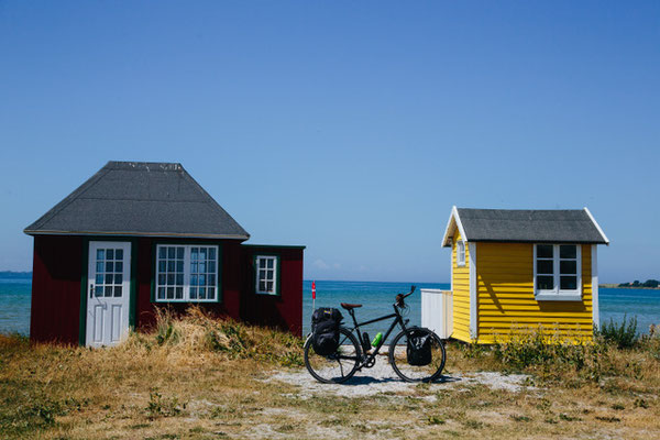 In der Sommersonne leuchten die bunten Badehäuschen auf Ærø besonders schön. Foto: Bjørg Kiær/PR