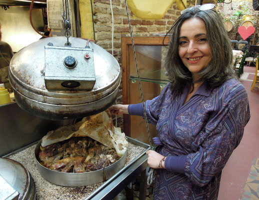 Maria Sotou serviert in ihrer Taverne Klimataria traditionelle Gerichte - hier am Gartopf mit Lammfleisch. Foto: Christoph Schumann, 2020