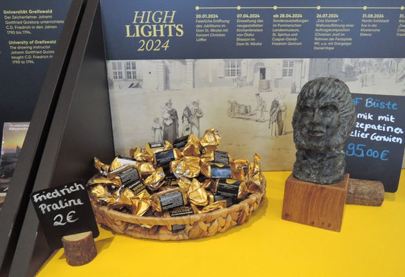 Für jeden etwas: Caspar-David-Friedrich-Andenken in der Touristeninformation Greifswald am Marktplatz. Foto: Christoph Schumann, 2024