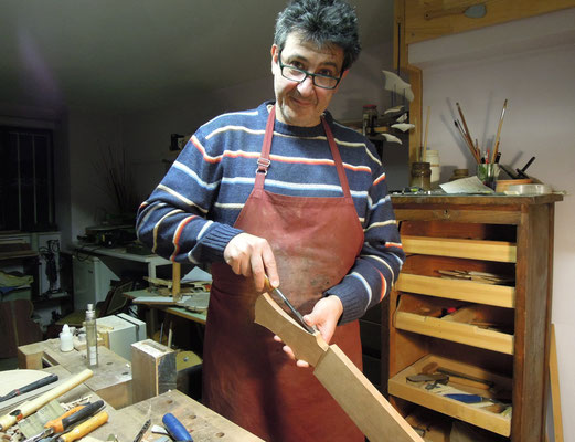 nstrumentenbauer Giannis Papadopoulos arbeitet in seiner Werkstatt an einer Gitarre. Foto: Christoph Schumann, 2020