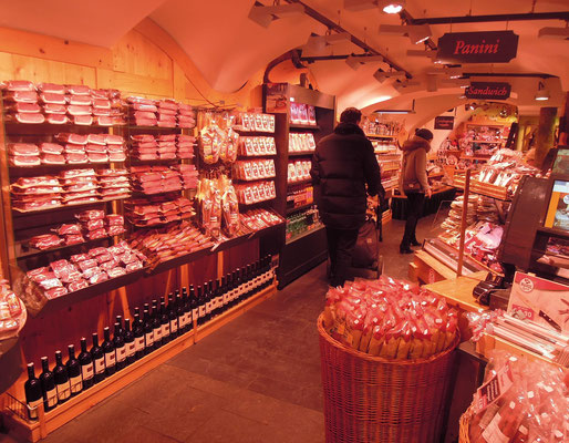 Typisch Tirol – Speckverkauf in der Innsbrucker Altstadt. Foto: C. Schumann