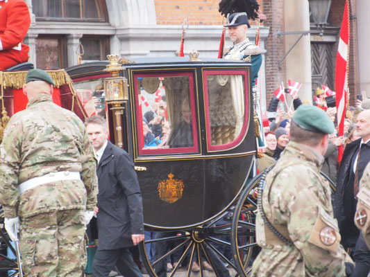 Noch regierende Königin ist Margrethe II., als sie in ihrer Kutsche zur Amtsübergabe fährt. Foto: Chistoph Schumann, 2024