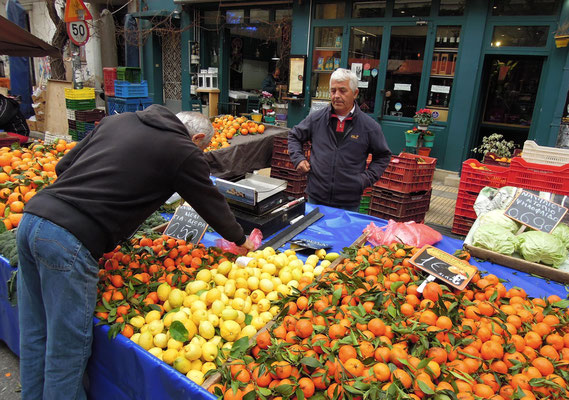 Bunte Vielfalt auf dem Wochenmarkt in Pangrati. Foto: Christoph Schumann, 2020